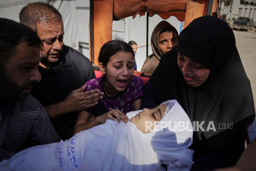 Kerabat berduka di sekitar jenazah Hala Al-Aila anak yang syahid akibat serangan udara tentara Israel di Kota Gaza, Senin, 7 Juli 2025.