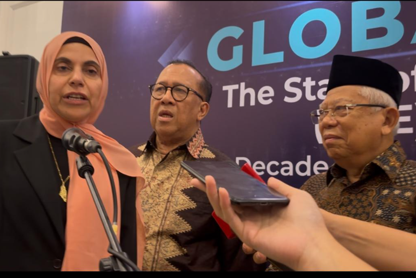 Partner DinarStandard Reem El Shafaki, Ketua Indonesia Halal Lifestyle Center (IHLC) Sapta Nirwandar dan Wakil Presiden RI 2019–2024 KH Ma’ruf Amin usai peluncuran laporan State of the Global Islamic Economy (SGIE) 2024/2025 di Gedung Bappenas, Jakarta, Selasa (8/7/2025). 