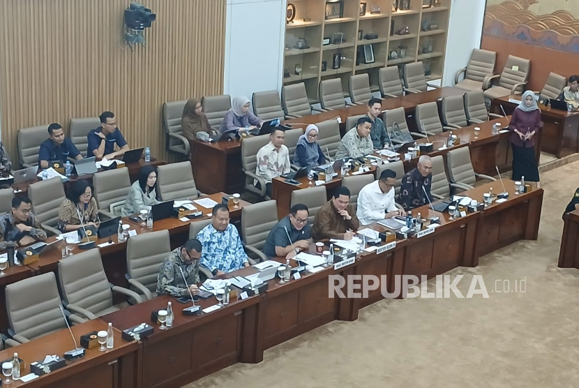 Menteri BUMN Erick Thohir saat rapat kerja (raker) dengan Komisi VI DPR di Gedung DPR, Jakarta, Selasa (8/7/2025).