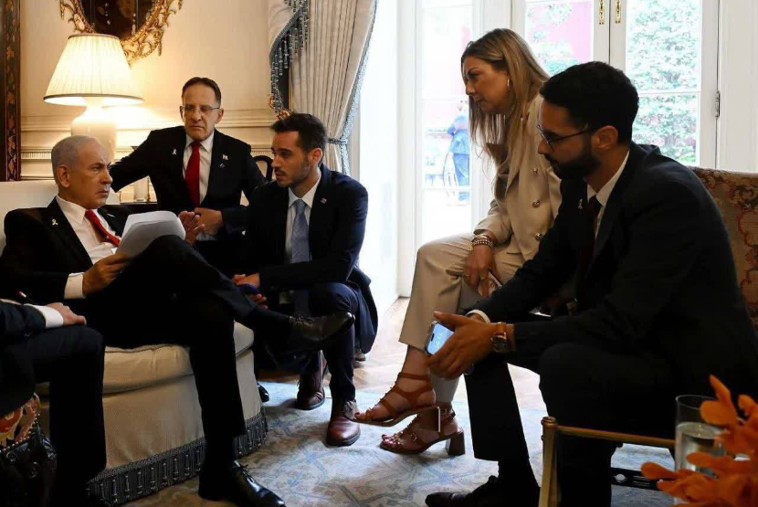 Mimik kecut Perdana Menteri Israel Benjamin Netanyahu saat dilapori soal serangan Beit Hanoun sebelum bertemu Presiden AS Donald Trump di Gedung Putih, Washingron, AS, Selasa (8/7/2025).
