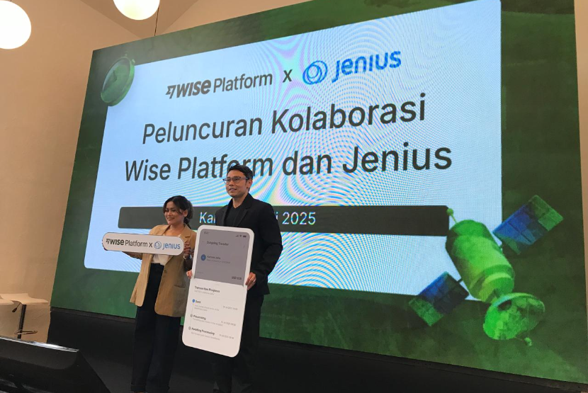 Head of Digital Banking Product & Innovations SMBC Indonesia, Febri Rusli (kanan) bersama Commercial Lead Wise Platform Indonesia Erma Epryani (kiri) dalam peluncuran kolaborasi Wise Platform dengan Jenius.