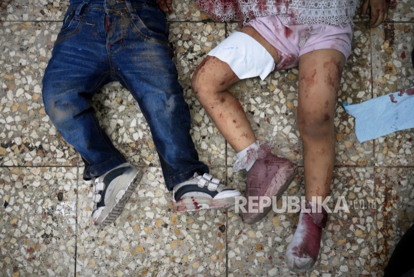 Jenazah anak-anak yang syahid akibat serangan Israel di klinik medis  di Deir al-Balah, Jalur Gaza, Kamis, 10 Juli 2025.