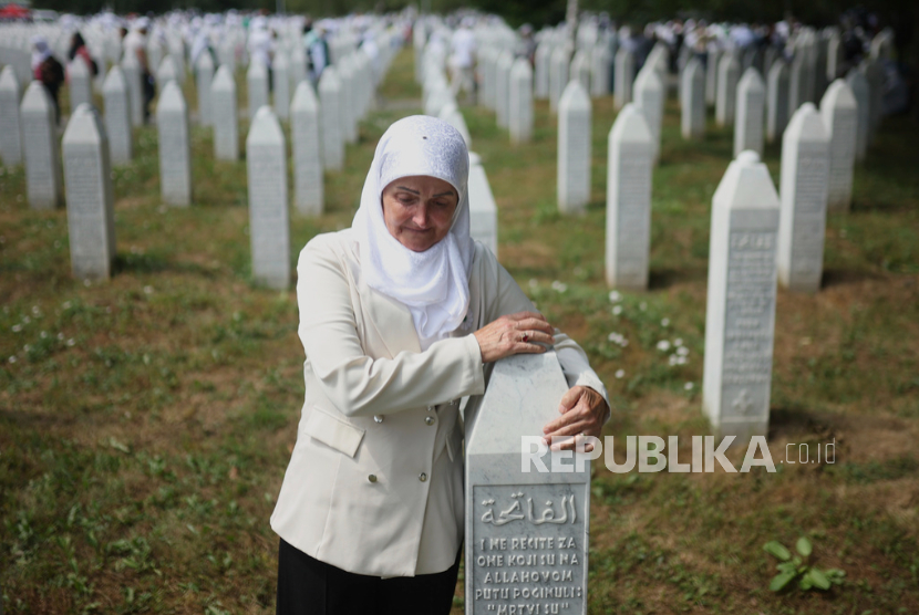 Muslim Bosnia berduka di sela penguburan jasad korban genosida Srebrenica di Memorial Center di Potocari, Bosnia, Jumat, 11 Juli 2025. 