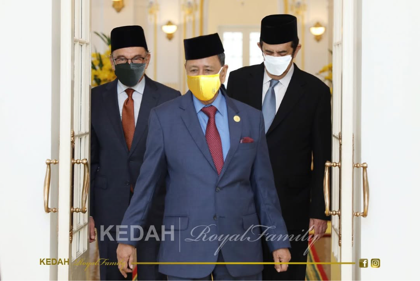 Unggahan dari Keluarga Kerajaan Kedah menunjukkan kunjungan Anwar Ibrahim dan pengusaha Indonesia Riza Chalid menghadap Sultan Kedah, Salehuddin pada 2022.