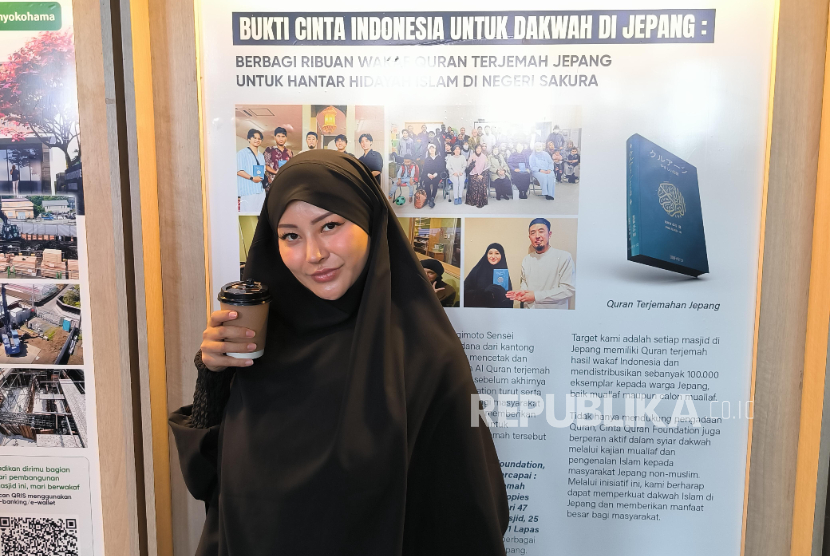 Muslimah asal Jepang Rae Lil Black yang kini bernama Nuray Istiqbal setelah memeluk Islam di sela-sela acara Amazing Muharram 14, di Sentul International Convention Center, Bogor, Jawa Barat, Ahad (13/7/2025).