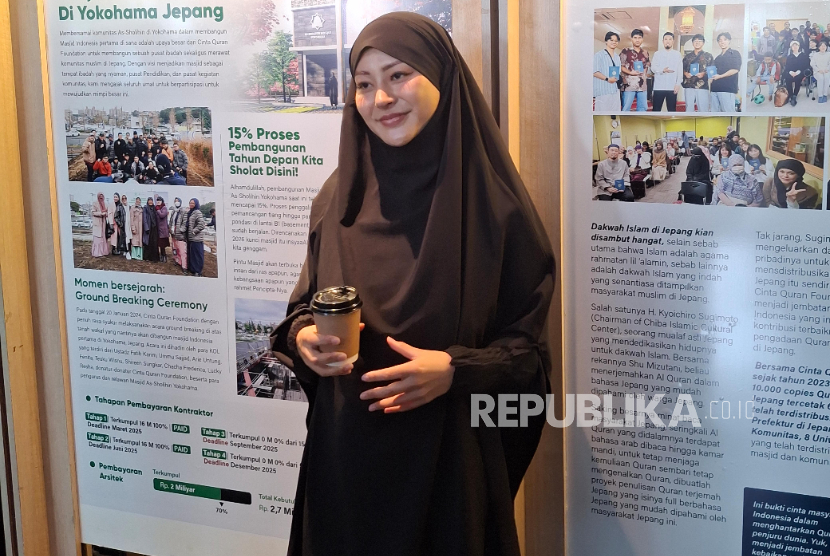 Muslimah asal Jepang Rae Lil Black yang kini bernama Nuray Istiqbal setelah memeluk Islam di sela-sela acara Amazing Muharram 14, di Sentul International Convention Center, Bogor, Jawa Barat, Ahad (13/7/2025).