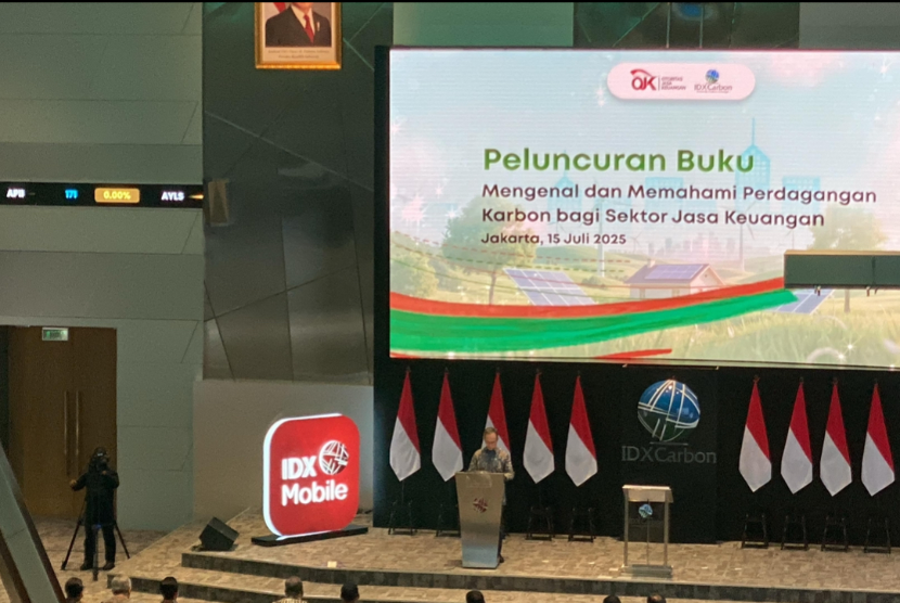 Peluncuran buku “Memahami Perdagangan Karbon bagi Sektor Jasa Keuangan” di gedung BEI, Jakarta, Selasa (15/7/2025).