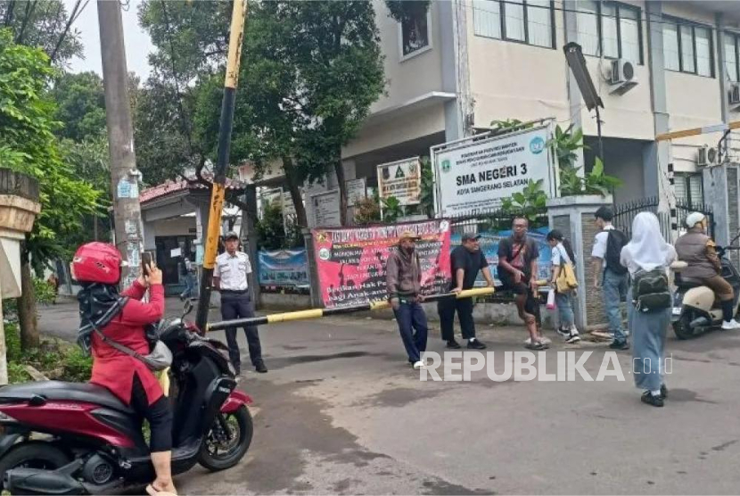 Sejumlah orang tua murid melakukan penyegelan akses jalan menuju SMAN 3 Tangsel, Senin (14/7/2025), setelah ada dugaan kecurangan dalam penerimaan siswa baru.