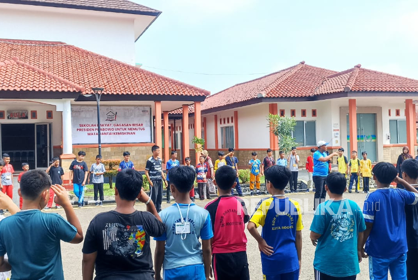 Siswa Sekolah Rakyat Menengah Pertama 10 Kabupaten Bogor di STIS Cibinong mengikuti kegiatan team building pada Selasa (15/7/2025).