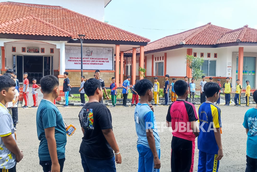 Siswa Sekolah Rakyat Menengah Pertama 10 Kabupaten Bogor di STIS Cibinong mengikuti kegiatan team building pada Selasa (15/7/2025).