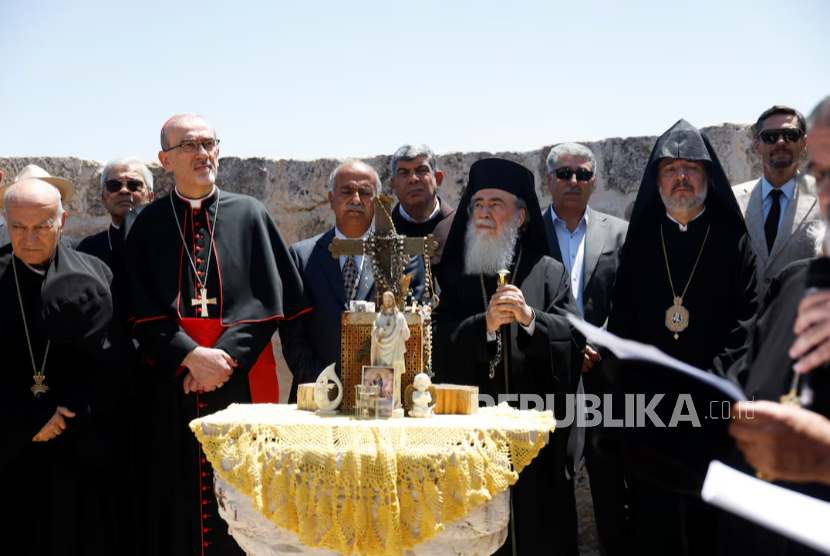 Para pemimpin gereja Palestina mengunjungi kota Taybeh, desa Kristen di Tepi Barat yang diserang pemukim Yahudi Israel,  Selasa (15/7/2025).