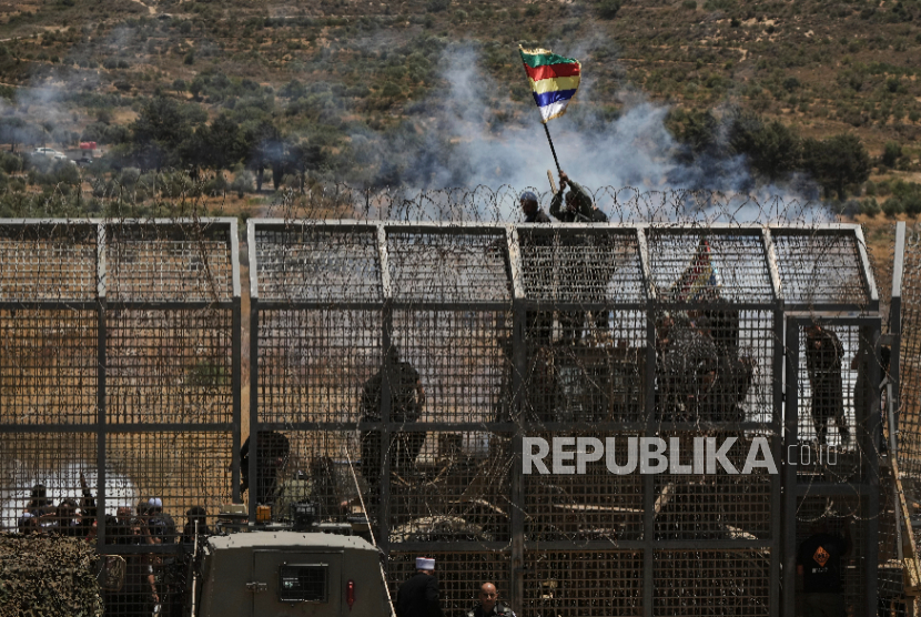 Protes Druze Suriah di dekat perbatasan Israel-Suriah, terlihat dari kota Majdal Shams di Dataran Tinggi Golan yang dikuasai Israel, Rabu, 16 Juli 2025.