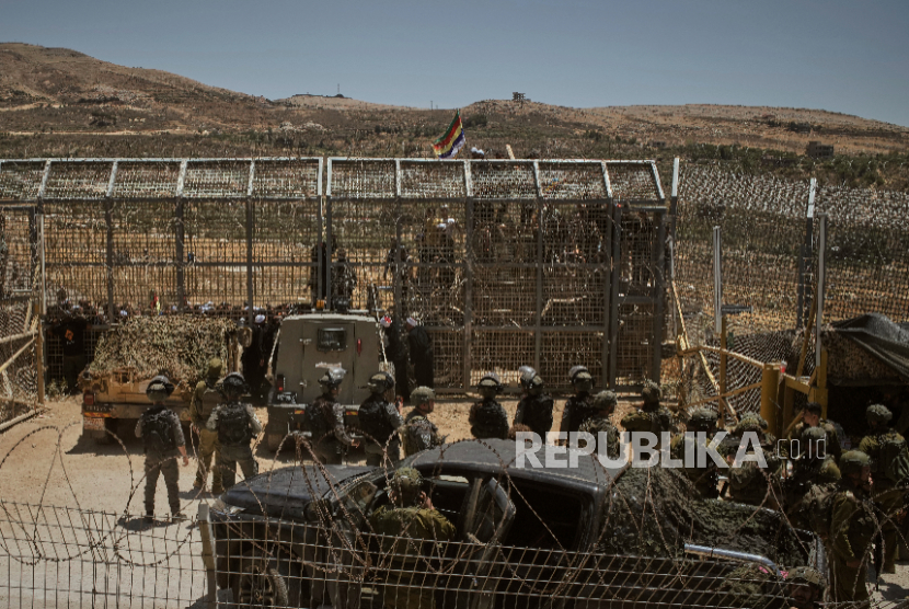 Protes Druze Suriah di dekat perbatasan Israel-Suriah, terlihat dari kota Majdal Shams di Dataran Tinggi Golan yang dikuasai Israel, Rabu, 16 Juli 2025.