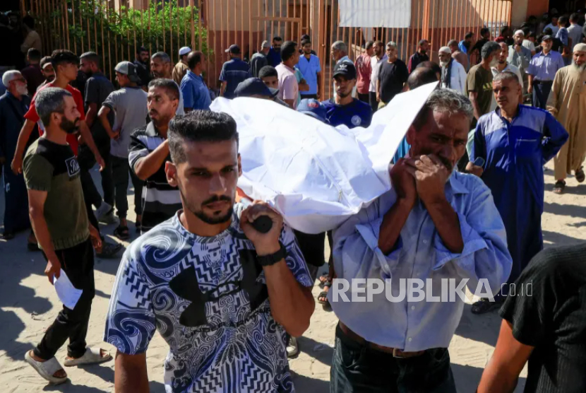 Warga membawa jenazah korban saat mereka berkabung untuk warga Palestina yang terbunuh saat mencari bantuan di lokasi GHF di Khan Younis, Jalur Gaza selatan, 16 Juli 2025.