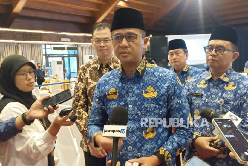 Menteri Transmigrasi (Mentrans) Muhammad Iftitah Sulaiman Suryanagara di kantor Kementrans, Kalibata, Jakarta Selatan, Kamis (17/7/2025).