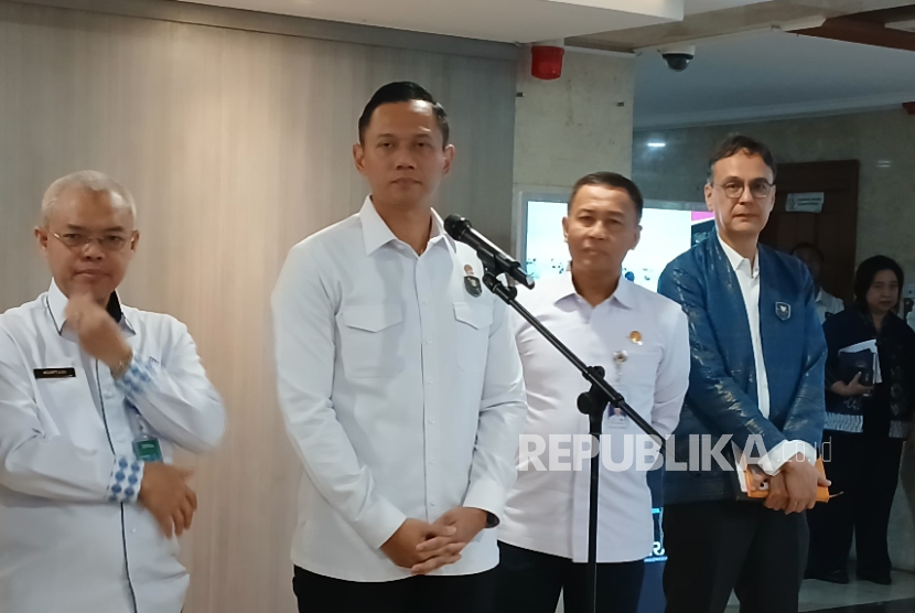 Menteri Koordinator Infrastruktur dan Pembangunan Kewilayahan (IPK) Agus Harimurti Yudhoyono (AHY) usai Rapat Koordinasi Pembahasan Penanganan Kendaraan Lebih Dimensi dan Lebih Muatan (ODOL) di Kantor Kemenko Infrastruktur dan Pembangunan Kewilayahan, Jakarta, Kamis (17/7/2025).  