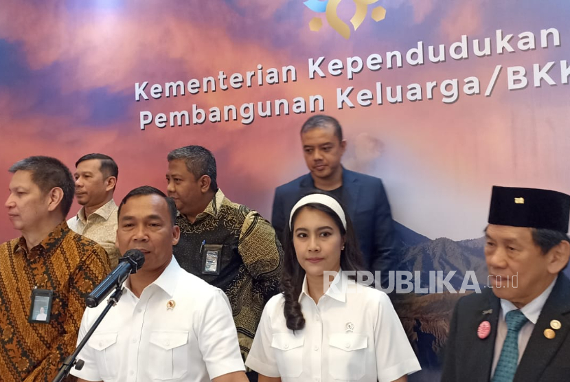 Menteri Kependudukan dan Pembangunan Keluarga (Mendukbangga) RI Wihaji dan Wamendukbangga Isyana Bagoes Oka di kantor Kemendukbangga, Jakarta Timur pada Kamis (17/7/2025).
