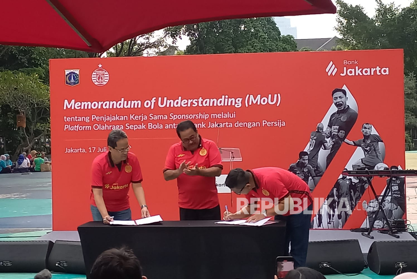 Bank Jakarta dan Persija meneken MoU sponsorship di Taman Menteng, Jakarta Pusat, Kamis (17/7/2025).