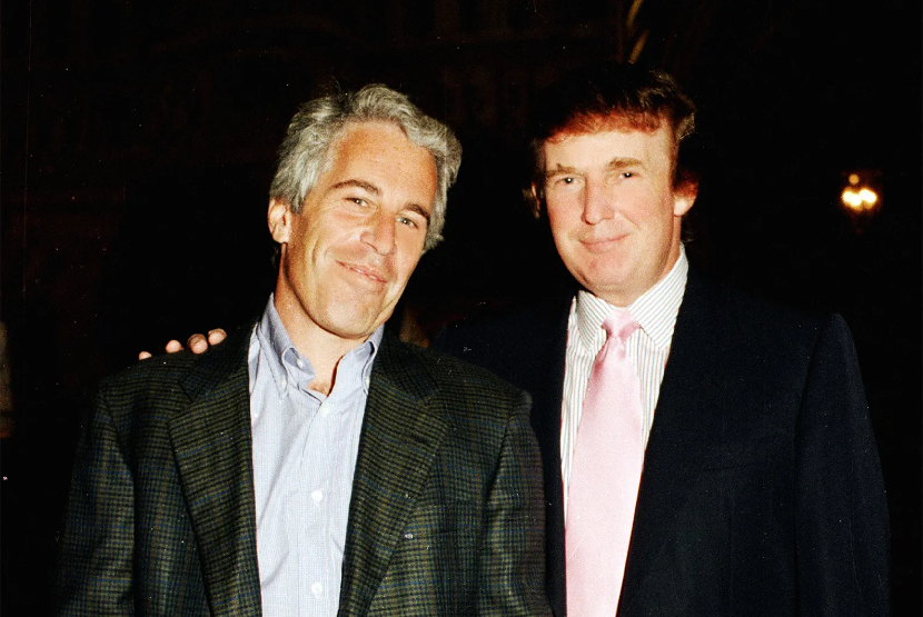 Jeffrey Epstein, kiri, bersama Donald Trump di perkebunan Mar-a-Lago milik presiden saat ini di Florida pada 1997.