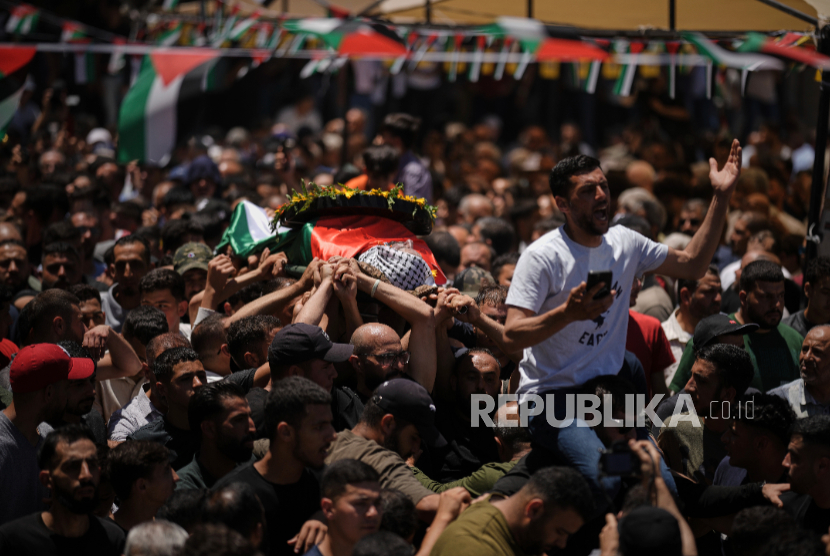 Pelayat membawa jenazah warga AS keturunan Palestina, Sayfollah Musallet (20 tahun) yang dibunuh pemukim Israel di desa Tepi Barat, Al-Mazraa a-Sharqiya, pada Ahad, 13 Juli 2025. 
