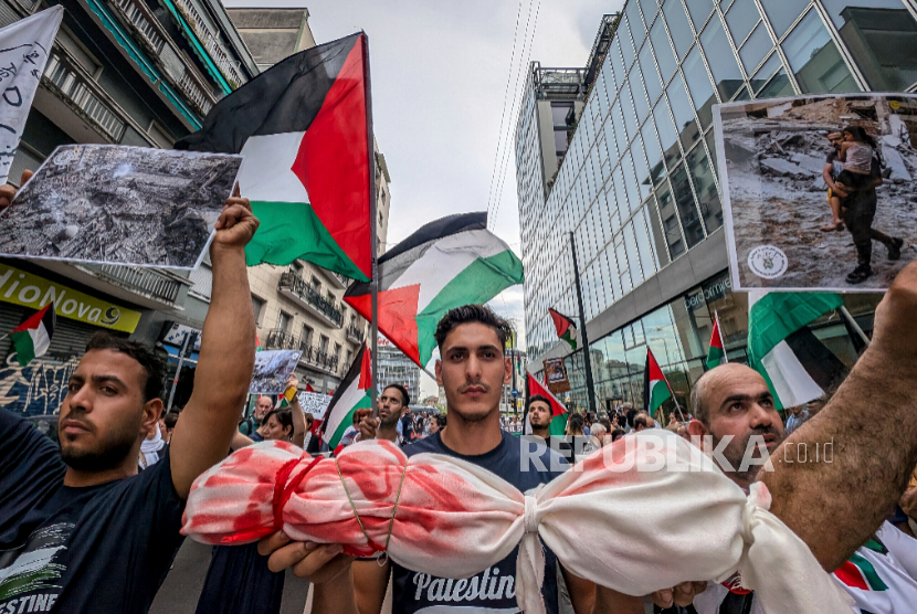 Para demonstran pro-Palestina berbaris di Milan, Italia, pada hari Sabtu, 19 Juli 2025.