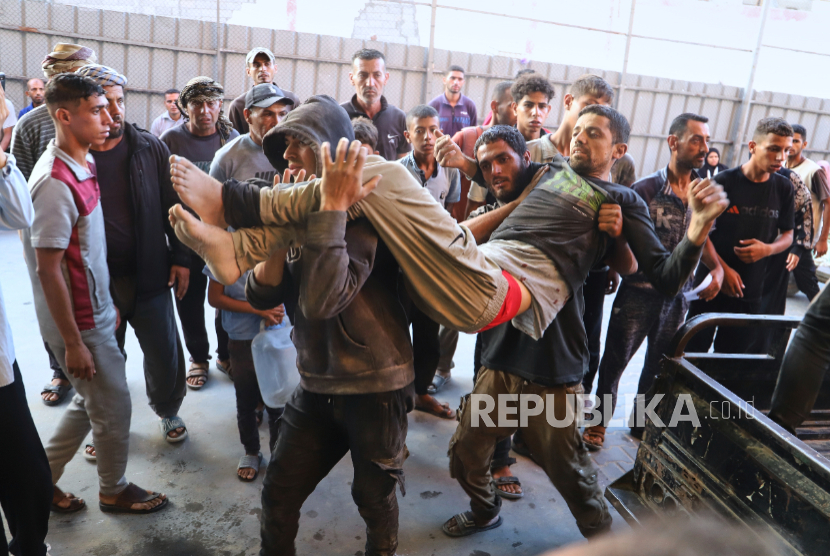 Seorang pria Palestina terluka saat pembagian makanan di sebuah pusat yang dikelola oleh Yayasan Kemanusiaan Gaza, dibawa ke Rumah Sakit Nasser di Khan Younis, Jalur Gaza selatan, Sabtu, 19 Juli 2025. 