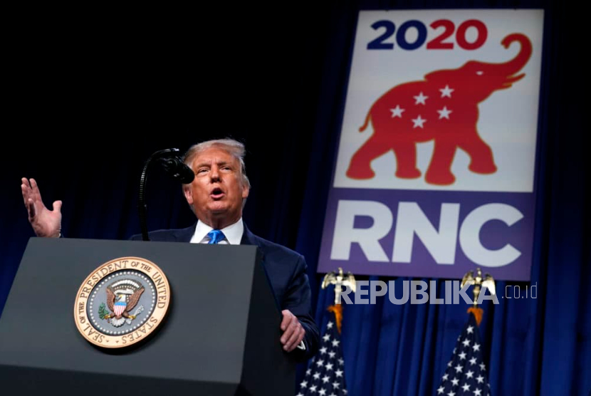 Presiden Donald Trump berbicara dilatari simbol gajah Partai Republik, Senin, 24 Agustus 2020, di Charlotte. 