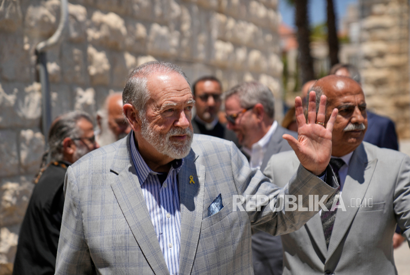 Duta Besar AS untuk Israel Mike Huckabee, mengunjungi di situs Gereja Santo George, tempat serangan pemukim Israel baru-baru ini,  di Taybeh, sebelah timur Ramallah, Sabtu, 19 Juli 2025.