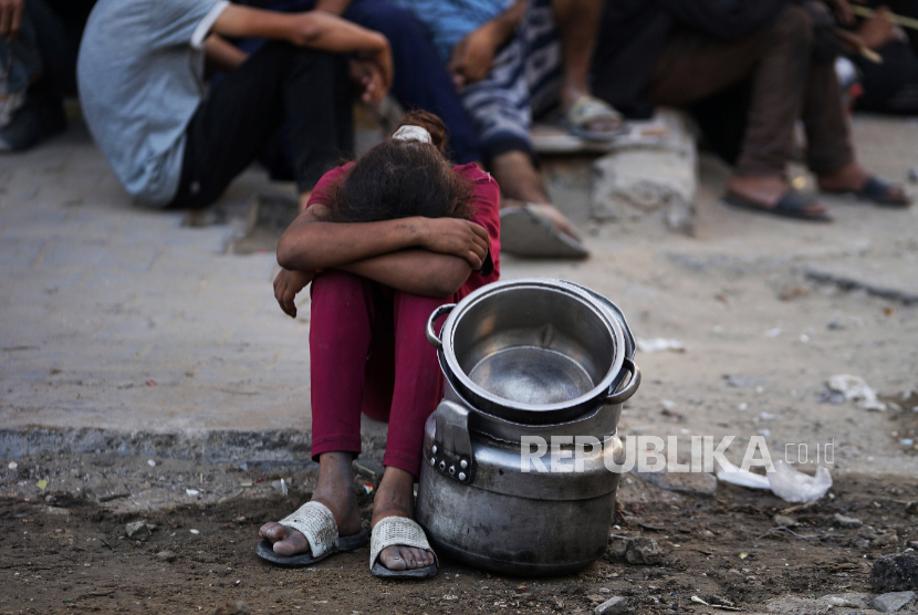 Anak Palestina menunggu makanan yang disumbangkan di dapur umum di Kota Gaza, di Jalur Gaza utara, Senin, 14 Juli 2025. 