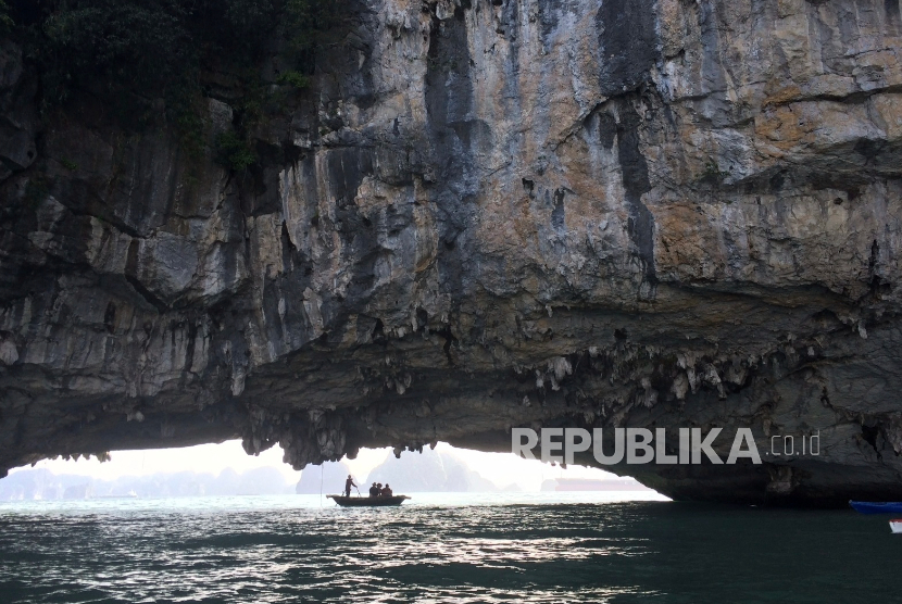 Rumah-rumah mengapung di sebuah desa nelayan di Teluk Ha Long, Vietnam, pada 2 Juli 2025.