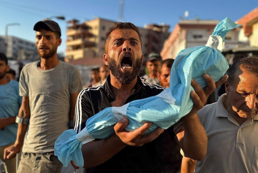 Kerabat menunjukkan jenazah bayi berusia tiga bulan, Fadi al-Najjar dari Khan Younis, meninggal dunia akibat kelaparan buatan Israel di Jalur Gaza, Sabtu (19/7/2025).