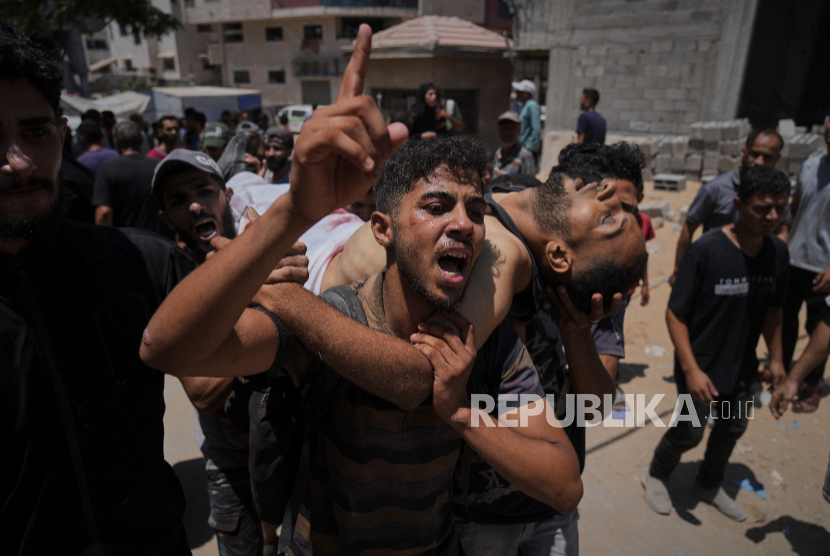 Penampakan warga Palestina yang dibunuh tentara Israel ketika mencoba mencapai truk bantuan PBB melalui penyeberangan Zikim, di Rumah Sakit Shifa di Kota Gaza pada hari Ahad, 20 Juli 2025.