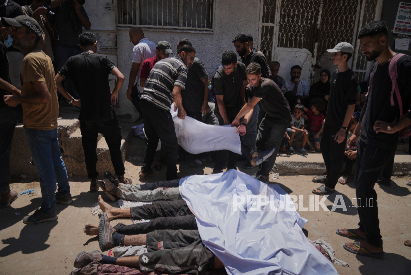 Penampakan warga Palestina dibunuh Israel ketika mencoba mencapai truk bantuan PBB melalui penyeberangan Zikim, di Rumah Sakit Shifa di Kota Gaza pada hari Ahad, 20 Juli 2025.