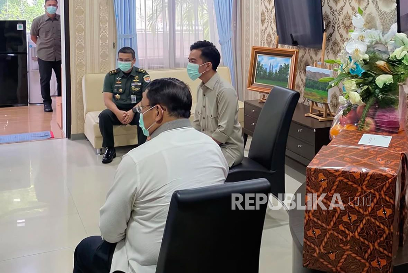 Wakil Presiden (Wapres) RI Gibran Rakabuming Raka menjenguk Presiden ke-6 RI Susilo Bambang Yudhoyono (SBY) di Rumah Sakit Pusat Angkatan Darat (RSPAD) Gatot Soebroto, Jakarta Pusat, Senin (21/7/2025).
