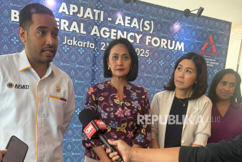 Wamen P2MI Christina Aryani, Wamen P3A Veronica Tan, dan Ketua Umum Apjati Said Saleh Alwaini (kanan) di kawasan Kuningan, Jakarta Selatan, Senin (21/7/2025).