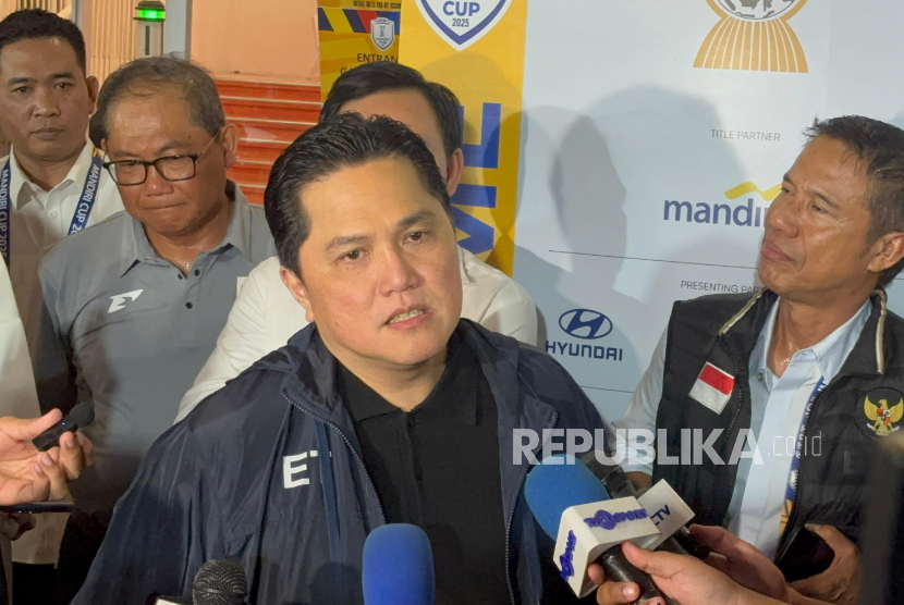 Ketua Umum PSSI Erick Thohir memberikan keterangan kepada awak media selepas laga Indonesia vs Malaysia di ASEAN U-23 Mandiri Cup 2025 (Piala AFF U-23) di Stadion Utama Gelora Bung Karno, Senayan, Jakarta, Senin (22/7/2025) malam.