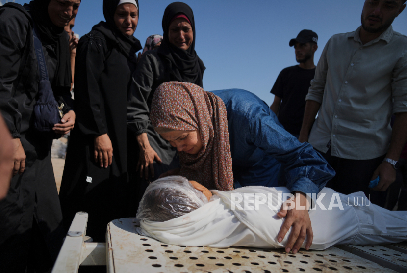 Kerabat anak Palestina Salem Hussein, 12, yang syahid dalam pemboman tentara Israel di Gaza, berduka di samping jenazahnya di Rumah Sakit Shifa di Kota Gaza pada Selasa, 22 Juli 2025.