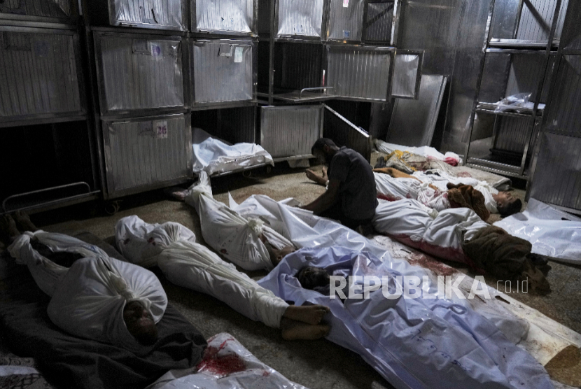 Warga Palestina berduka atas kematian kerabat mereka akibat pemboman tentara Israel di Gaza, di kamar mayat Rumah Sakit Shifa di Kota Gaza Selasa, 22 Juli 2025.