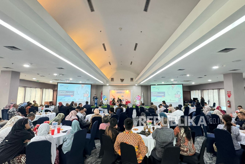 BRI Insurance memberikan edukasi keuangan kepada dokter.