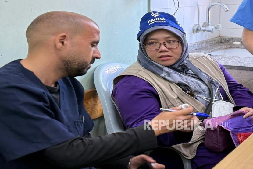 Dokter Yenny Rachmawati, Sp.D.V.E, (kanan) seorang dokter spesialis kulit yang dikirim oleh Bulan Sabit Merah Indonesia (BSMI) ke Jalur Gaza, Palestina.