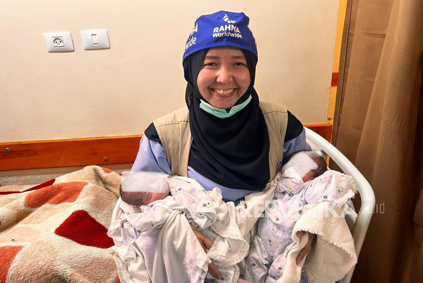 Dokter Leny Suardi, Sp.OG, dokter spesialis kandungan, yang dikirim BSMI ke Jalur Gaza, Palestina. Berfoto di RS an-Nassr, Khan Younis, Jalur Gaza, Juli 2025.