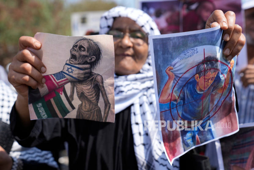 Seorang wanita melakukan protes di luar Kedutaan Besar Mesir di Beirut, Lebanon, Rabu, 23 Juli 2025, mengecam kelaparan warga sipil di Jalur Gaza akibat blokade Israel. 