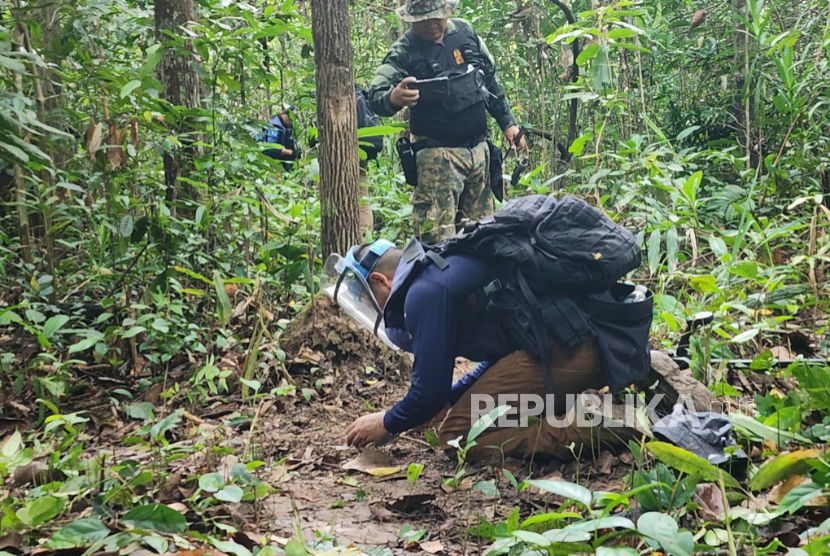 Tentara Thailand memeriksa daerah perbatasan dengan Kamboja di provinsi Ubon Ratchathani di mana Tentara Kerajaan Thailand mengatakan dua ranjau darat anti-personil ditemukan. pada Ahad (20/7/20225).