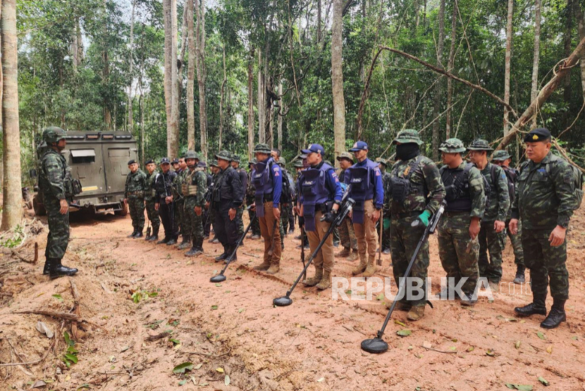 Tentara Thailand memeriksa daerah perbatasan dengan Kamboja di provinsi Ubon Ratchathani di mana Tentara Kerajaan Thailand mengatakan dua ranjau darat anti-personil ditemukan. pada Ahad (20/7/20225).