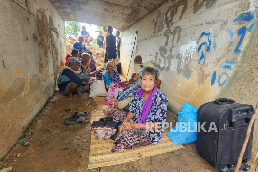 Warga Thailand yang melarikan diri dari bentrokan antara tentara Thailand dan Kamboja berlindung di provinsi Surin, timur laut Thailand, Kamis, 24 Juli 2025.