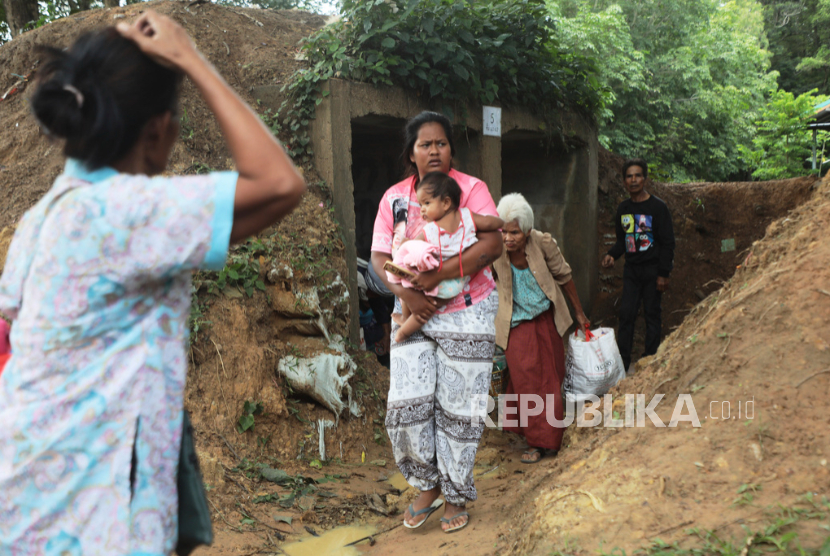 Warga Thailand yang melarikan diri dari bentrokan antara tentara Thailand dan Kamboja berlindung di provinsi Surin, timur laut Thailand, Kamis, 24 Juli 2025.