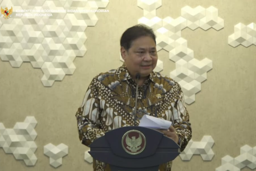Menteri  Koordinator Bidang Perekonomian, Airlangga Hartarto saat menjelaskan berbagai hal terkait Joint Statement Indonesia-AS, dalam konferensi pers di Kantor Kemenko Perekonomian, Jakarta, Kamis (24/7/2025).  