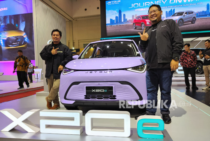 Product Senior Manager PT Jetour Motor Indonesia, Irwan Nugraha Kurnia (kiri) berpose dengan Jetour X20e dan Marketing Director PT Jetour Motor Indonesia, Moch. Ranggy Radiansyah di GIIAS 2025.
