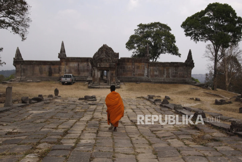Seorang biksu Buddha Kamboja berjalan menuju kuil Hindu Preah Vihear abad ke-11 di Kamboja di provinsi Preah Vihear, sekitar 245 kilometer  utara Phnom Penh, Kamboja (ilustrasi)