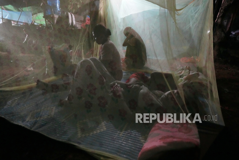 Warga Kamboja berlindung di sekolah dasar Batploa di provinsi Oddar Meanchey, menyusul bentrokan tentara Thailand dan Kamboja Kamis, 24 Juli 2025